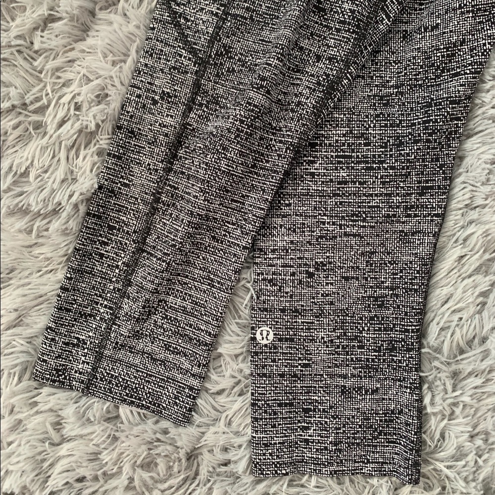 Lululemon yoga pants. - Picture 10 of 10